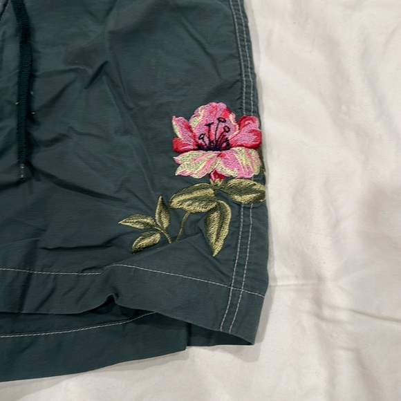 Gap women’s dark green shorts - Picture 2 of 4